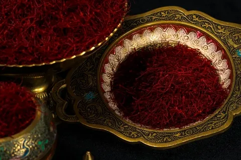 تصویر 3 از زعفران درجه یک خراسان تازه و خوش‌ عطر با بسته‌ بندی شکیل